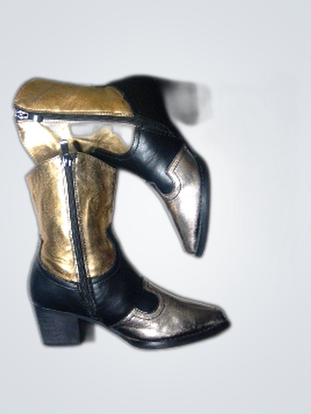 ブラックとゴールドのカウボーイブーツ