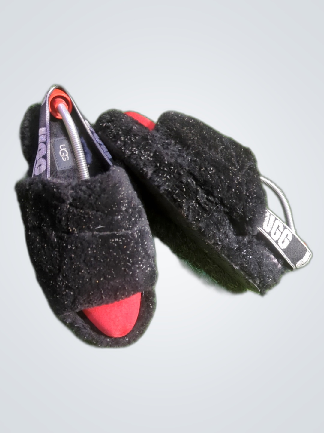 「UGG ブラック フラッフィ スライド スリッパ」