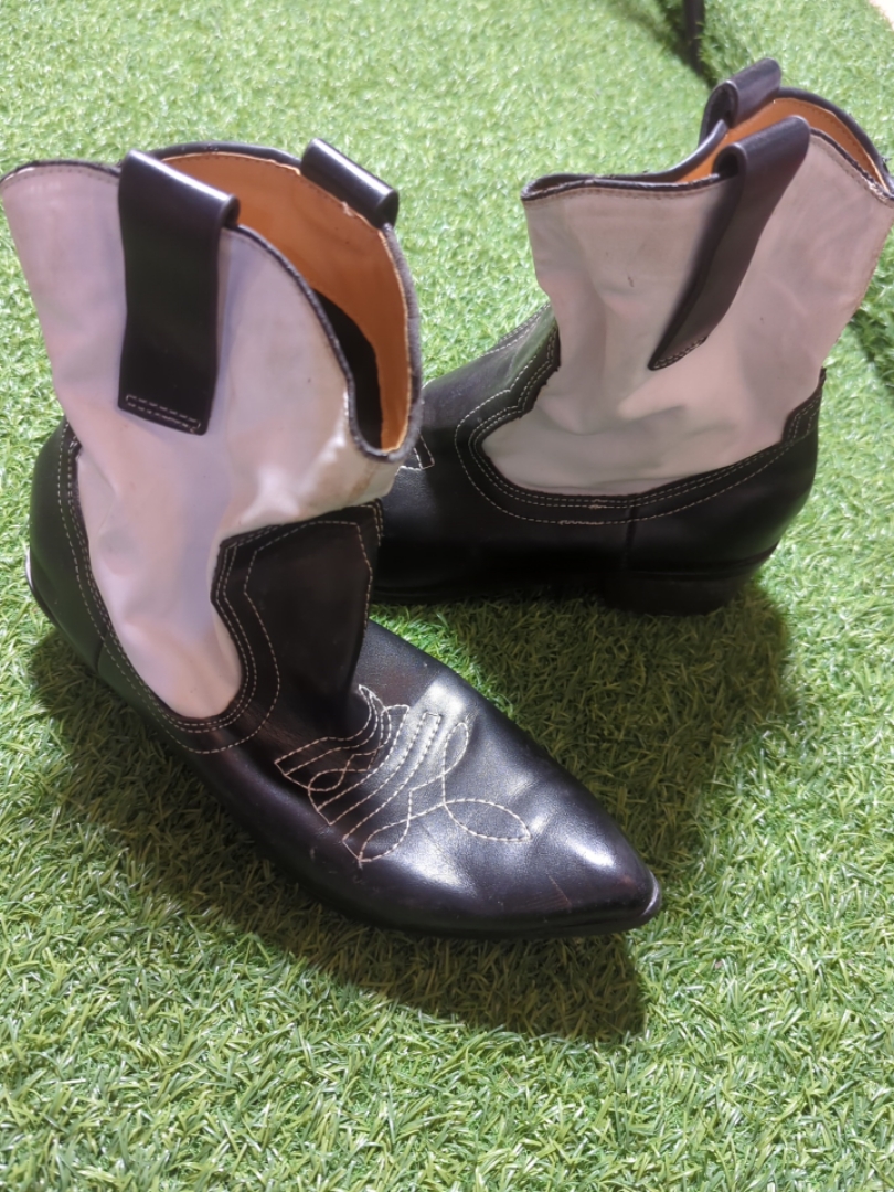 「ブランドなしの黒と白のカウボーイアンクルブーツ」