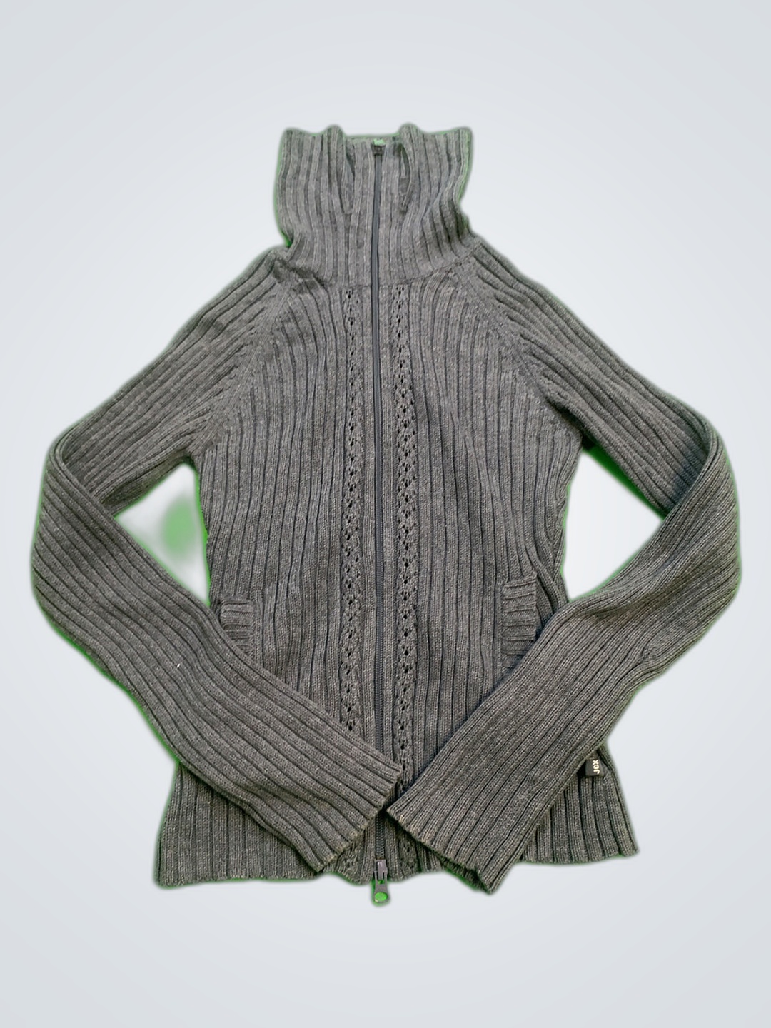 Grauer gestrickter Pullover