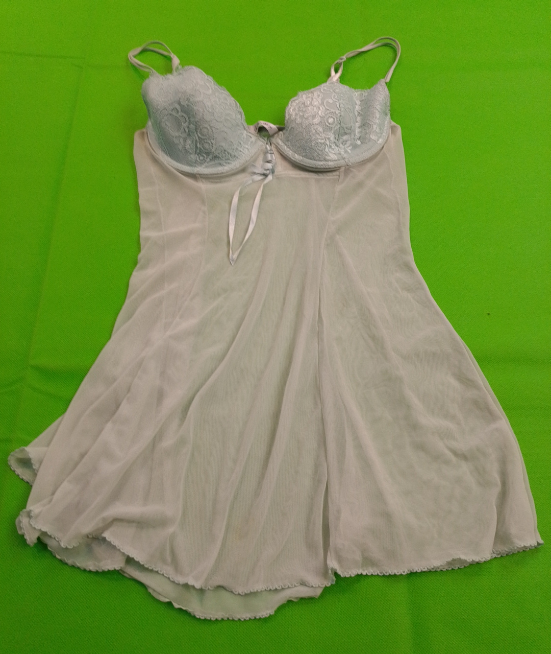 Delikate weiße Spitzenchemise