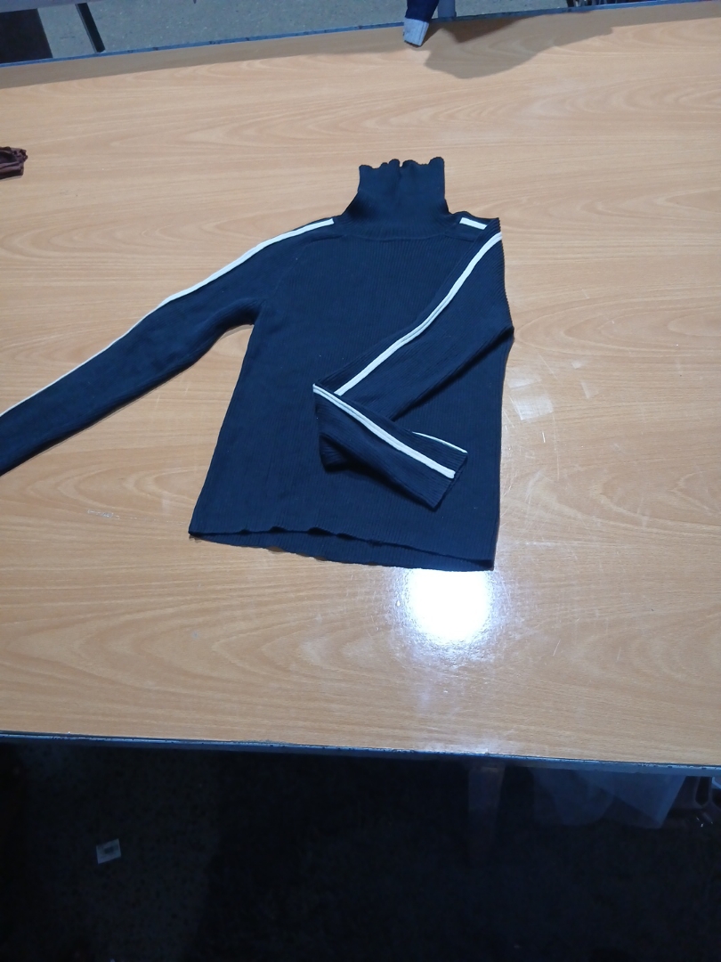 Maglione a collo alto nero GAP con strisce bianche