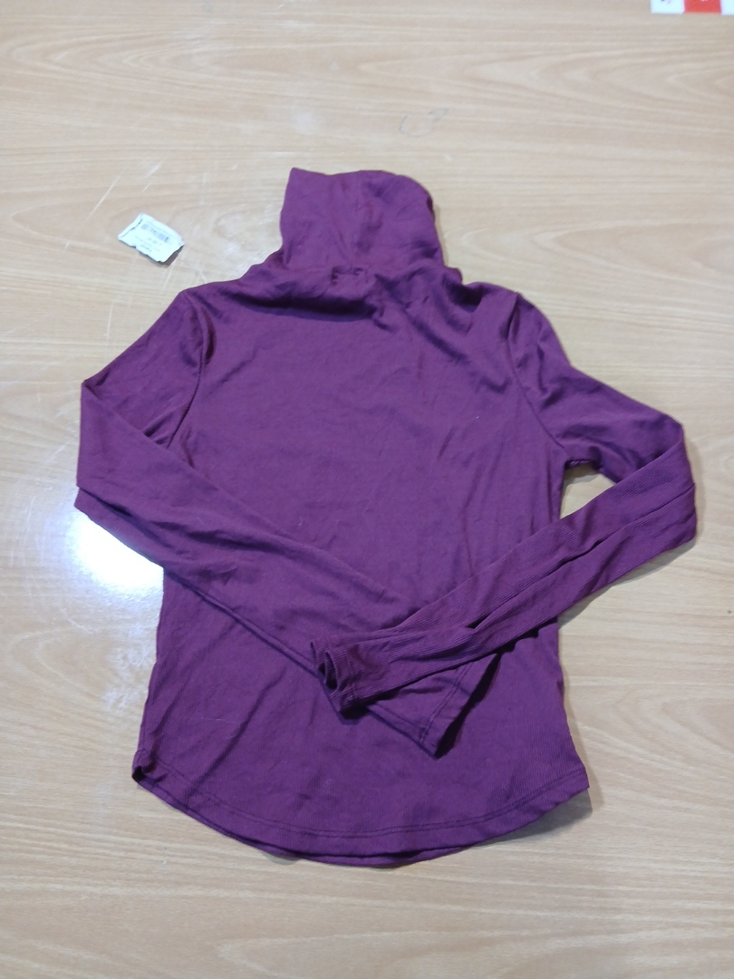 Maglione a collo alto viola a maniche lunghe