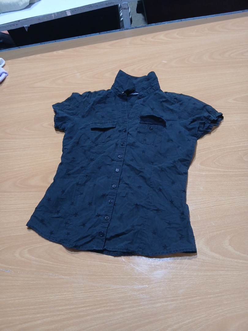 Camiseta de botón con estampado de estre..