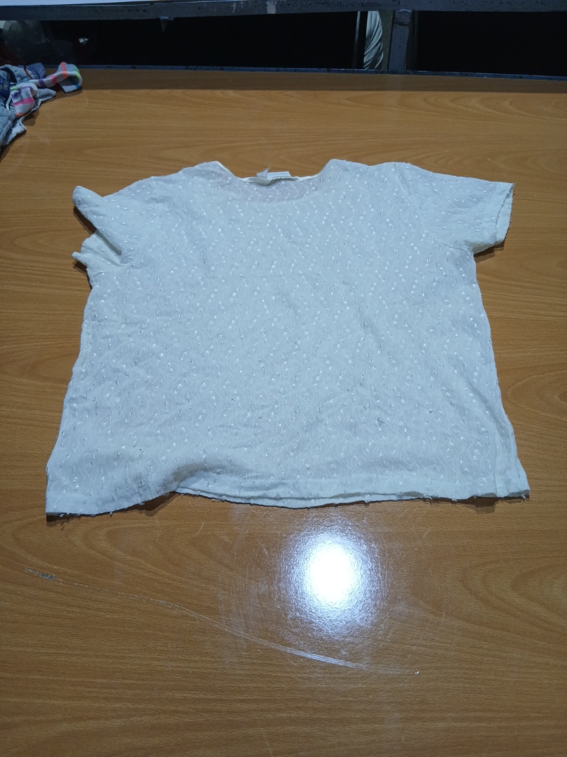 Camiseta blanca de manga corta con textu..