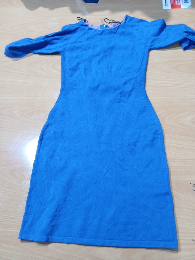 Abito midi lavorato a maglia blu con collo a zip
