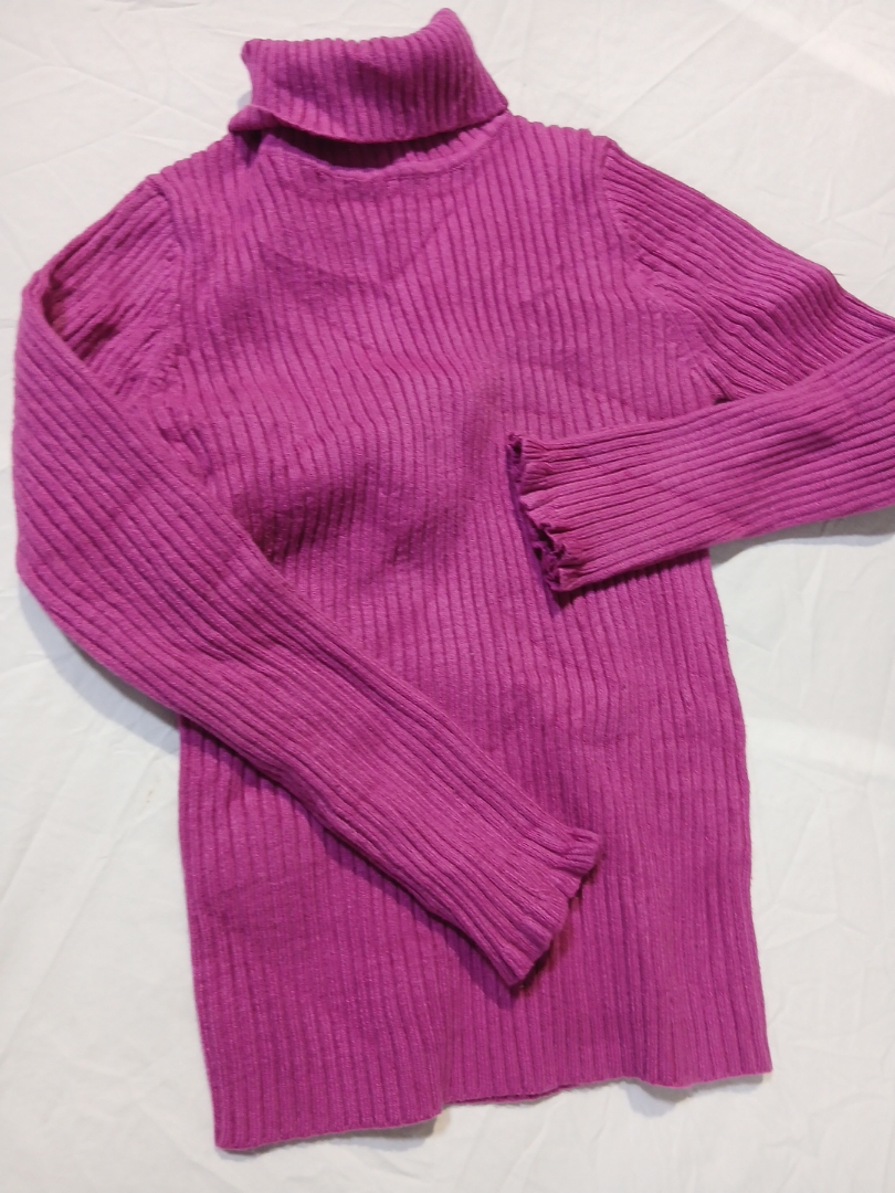 Lila gerippter Rollkragenpullover