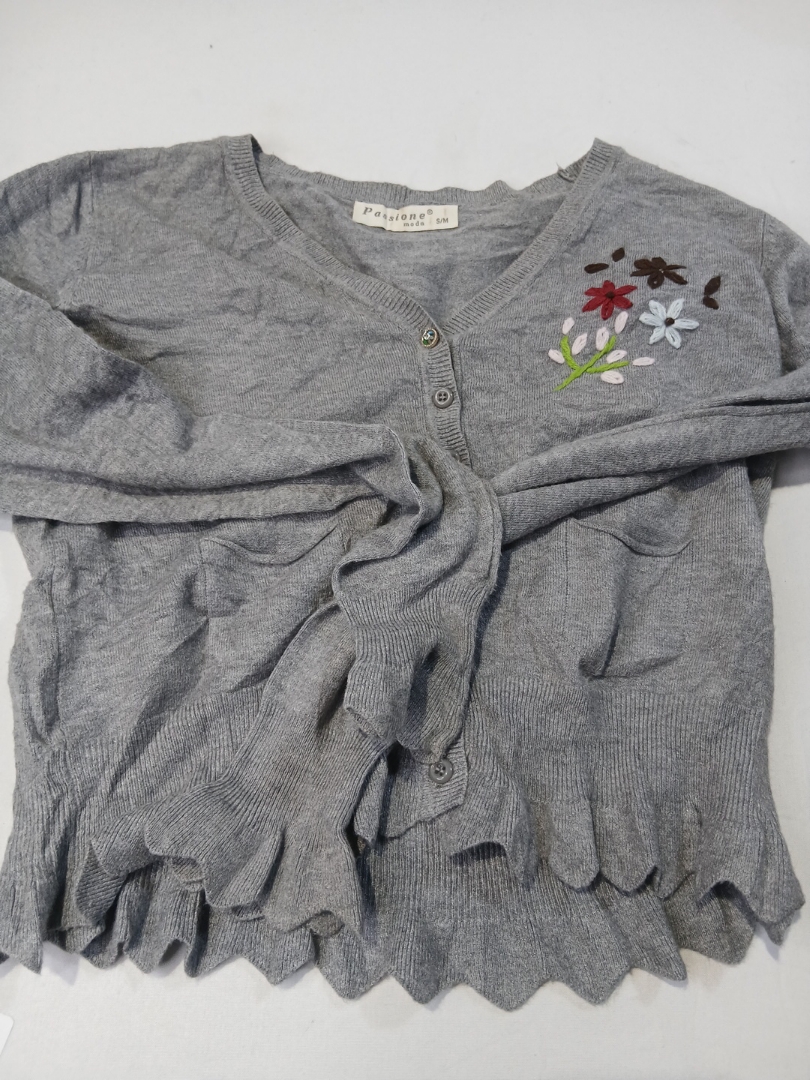 Cardigan brodé floral gris