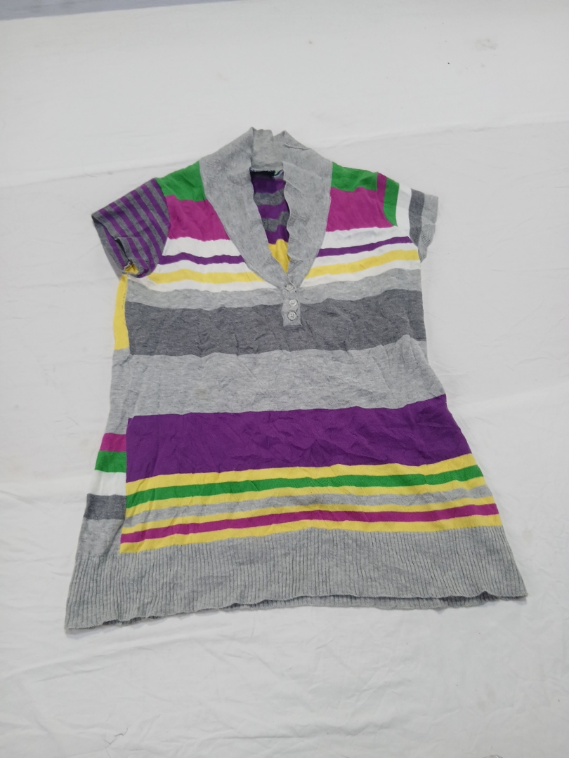 Top a maglia a righe con dettagli di bottoni