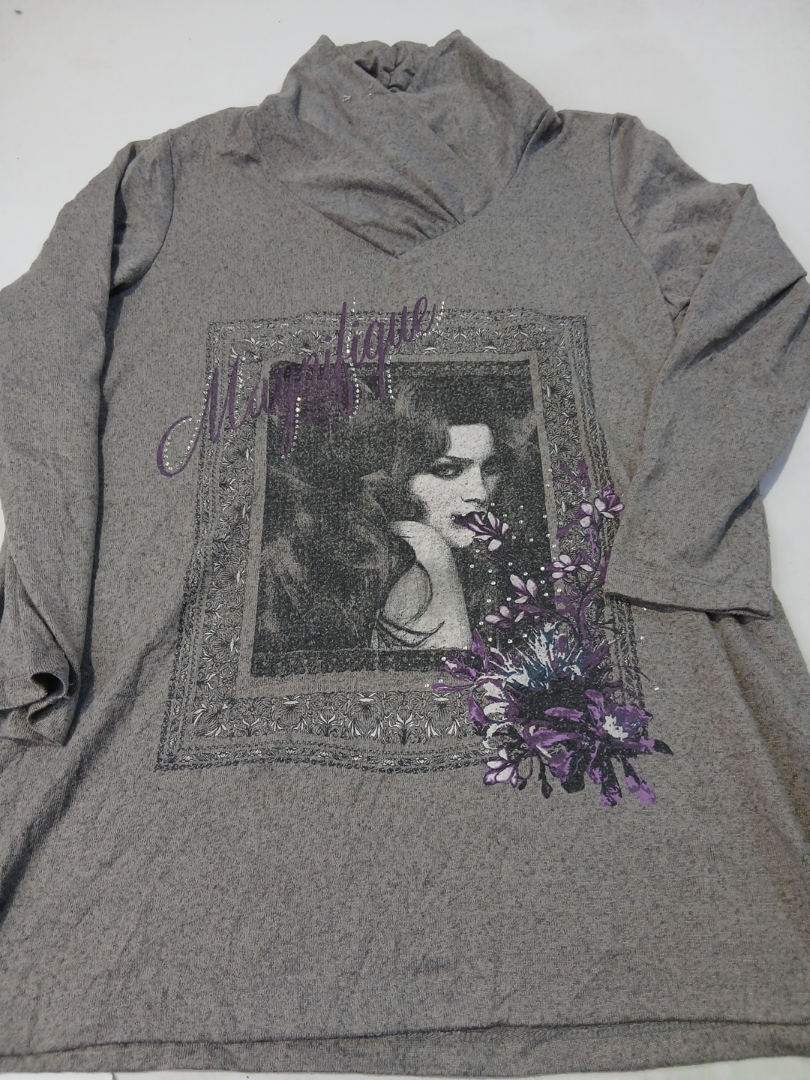 Col roulé en tricot gris avec imprimé graphique