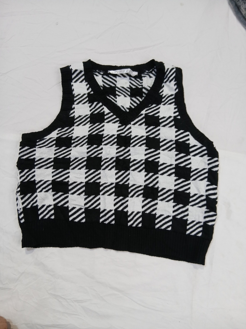 Veste en maille à carreaux noirs et blancs