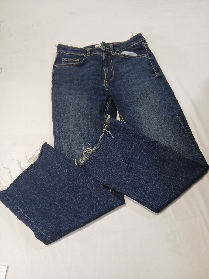 Jeans de mezclilla Zara con dobladillo deshilachad..