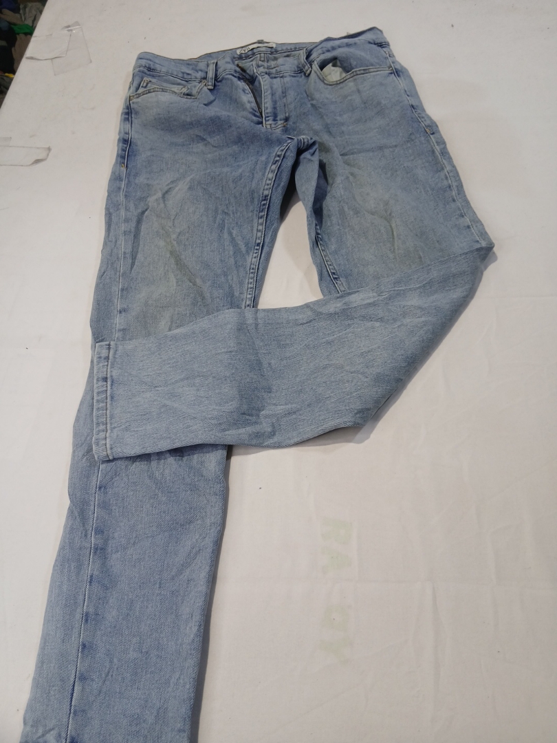 Jeans in denim lavaggio chiaro Zara