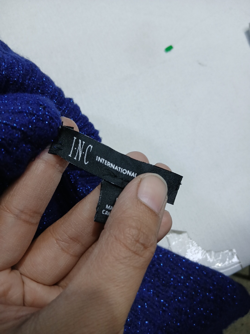 青いスパークリーセーター