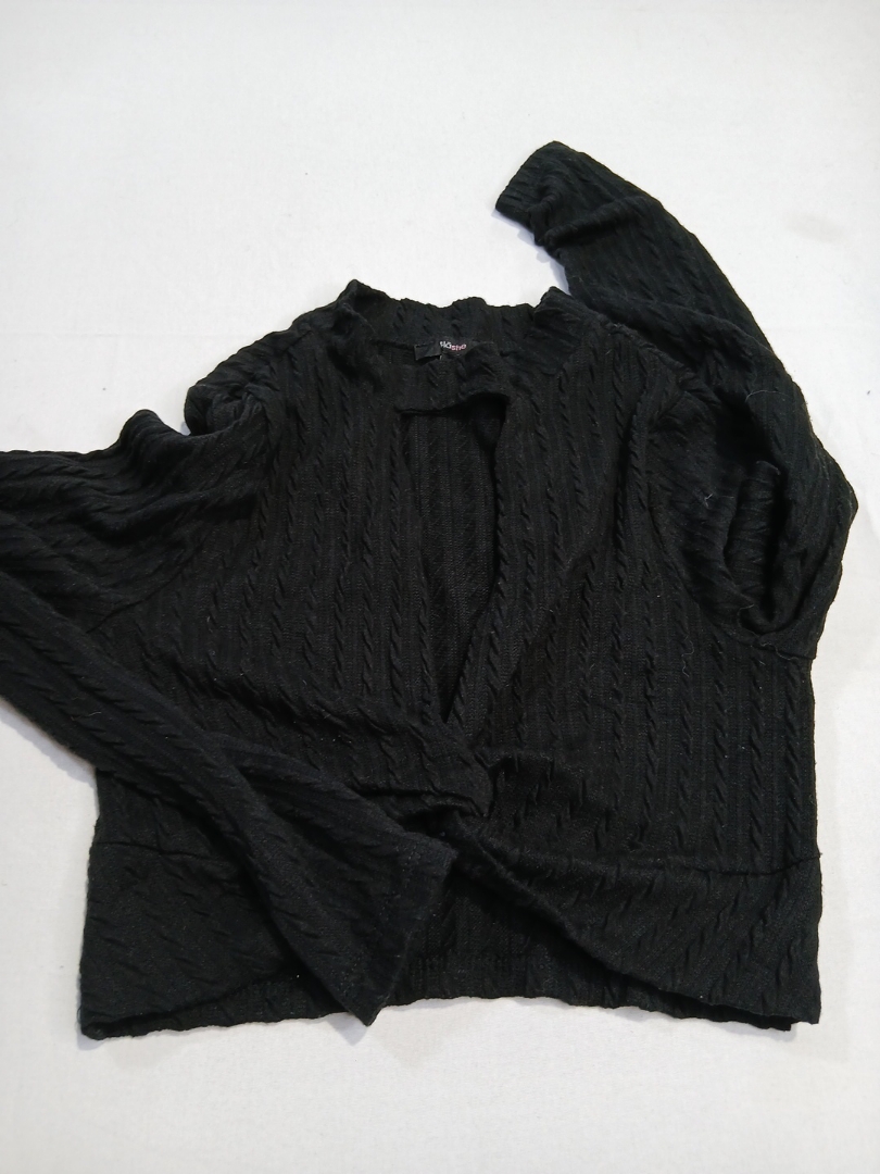ブラックニットセーター