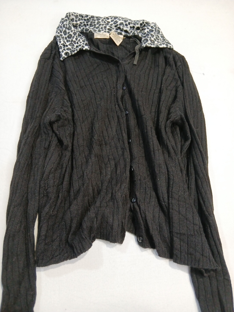 Top en tricot noir avec col léopard