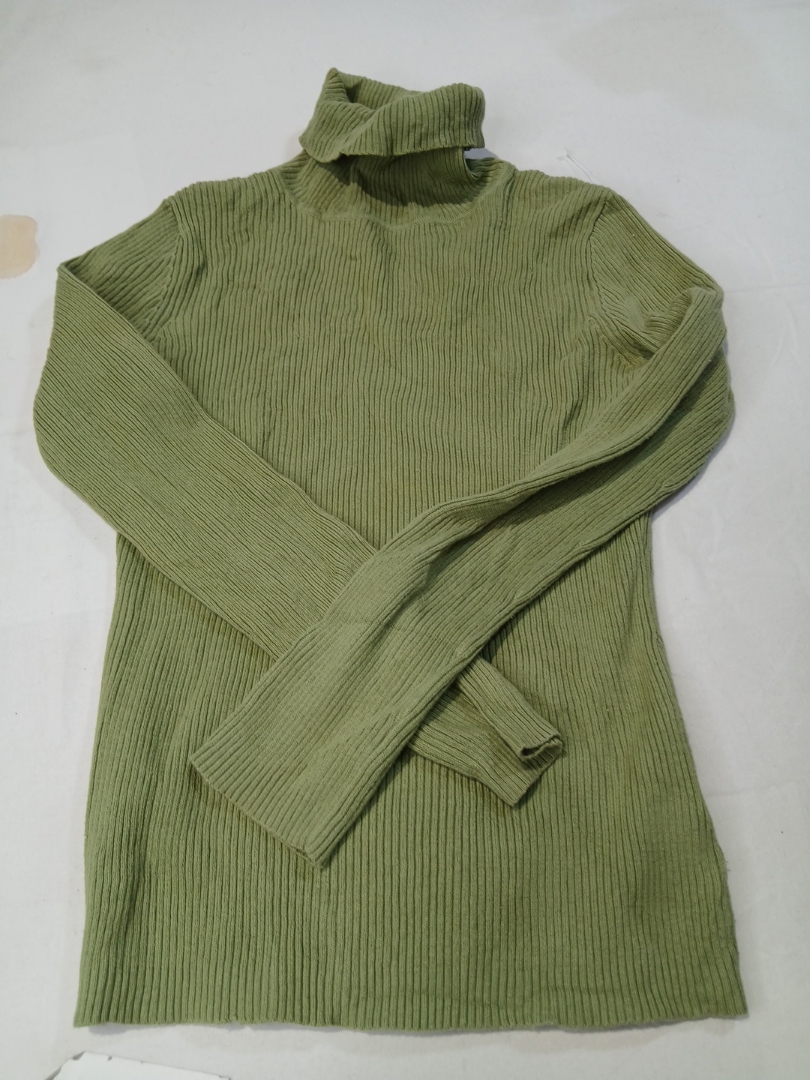 グリーンニットタートルネックセーター
