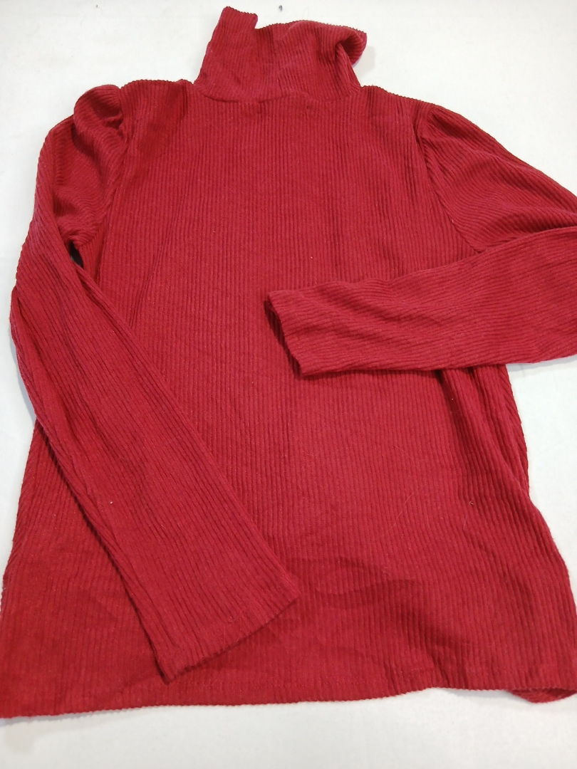 赤のニットタートルネックセーター