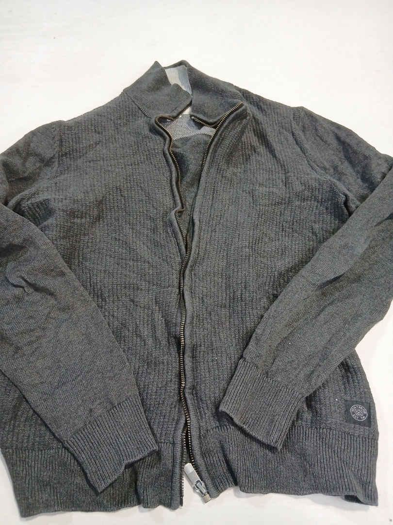 グレーのニットジップアップセーター
