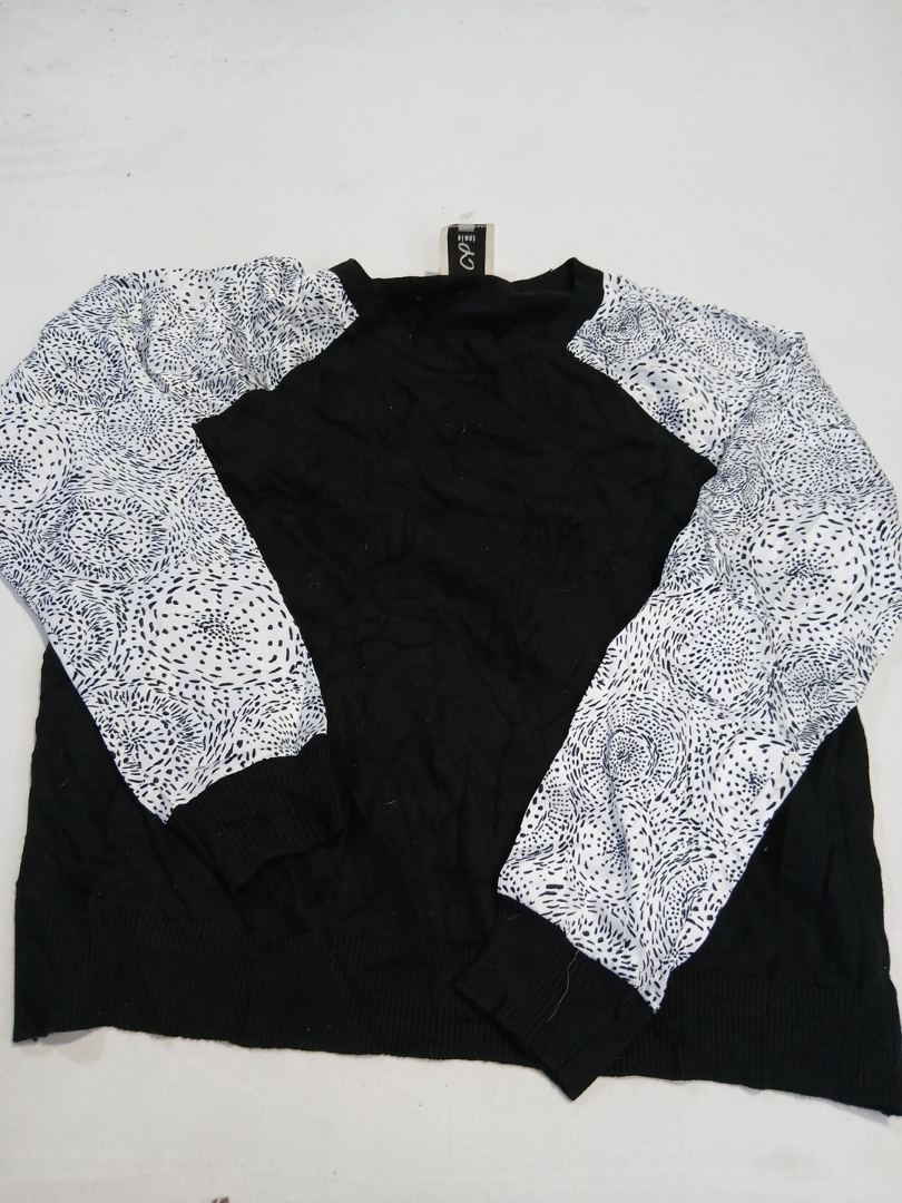 パターンのある袖のニットセーター