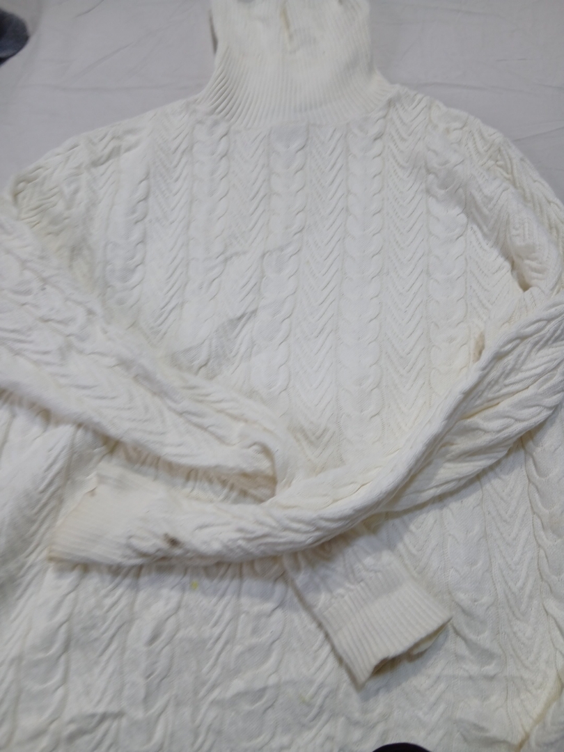 Pull en maille torsadée couleur crème