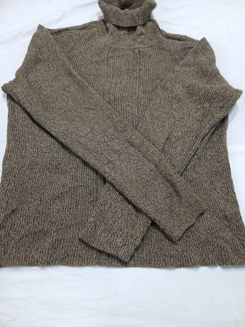 ブラウンタートルネックセーター
