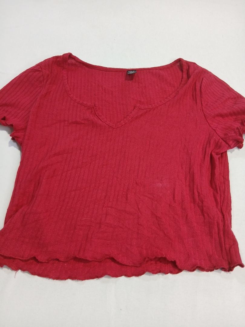 Rotes geripptes Oberteil