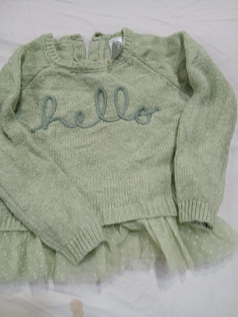 チュール付きのグリーンニットセーター