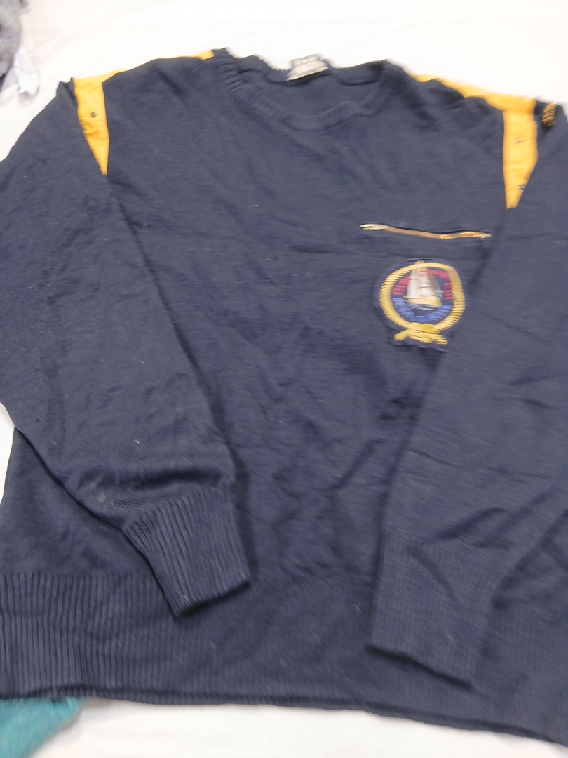 エンブレム付きネイビーブルーのクルーネックセーター