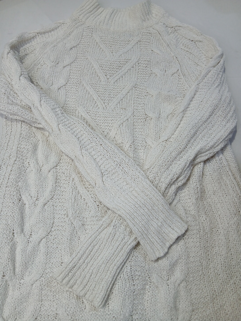 Suéter de tricô cable na cor creme