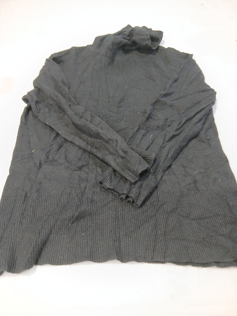 ブラックニットセーター