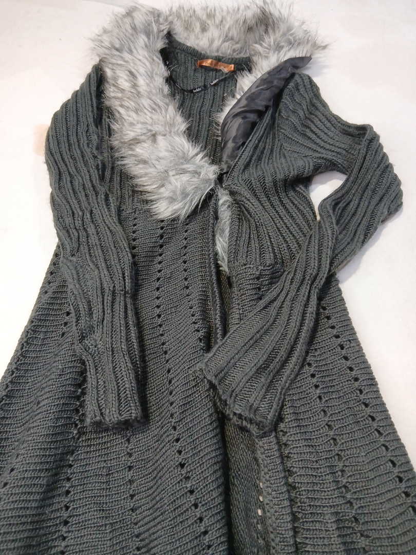 Robe en tricot avec garniture en fourrure