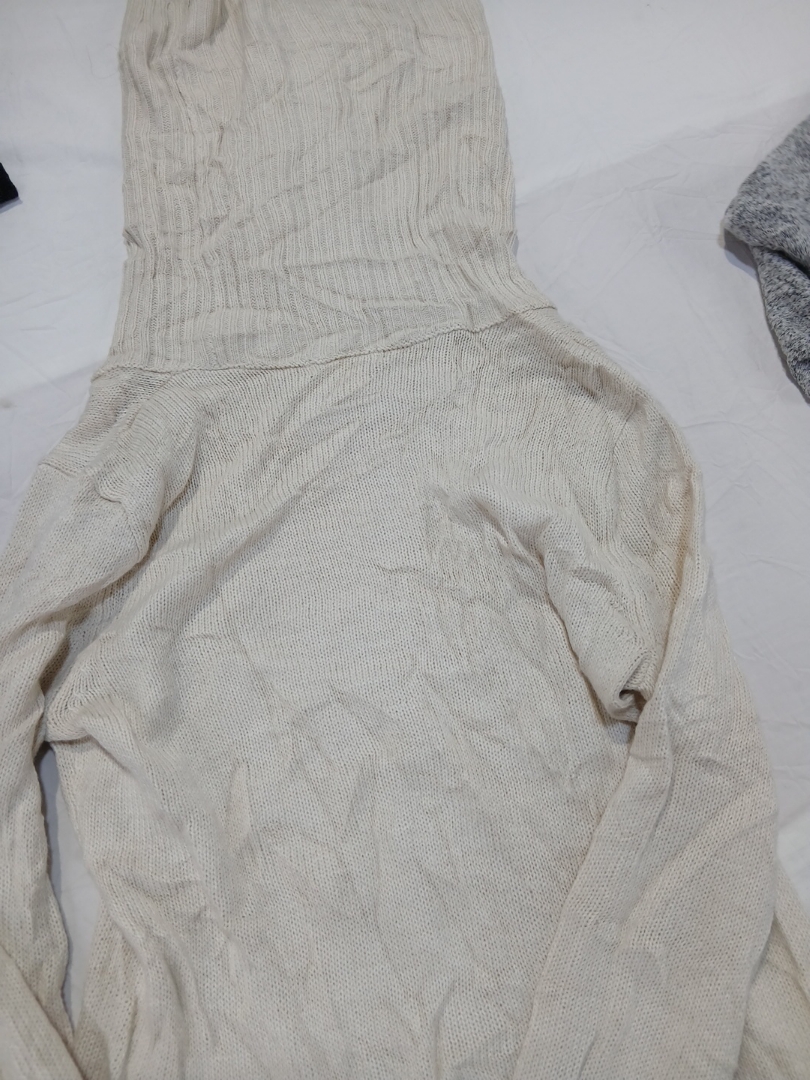 Suéter de tricô na cor creme