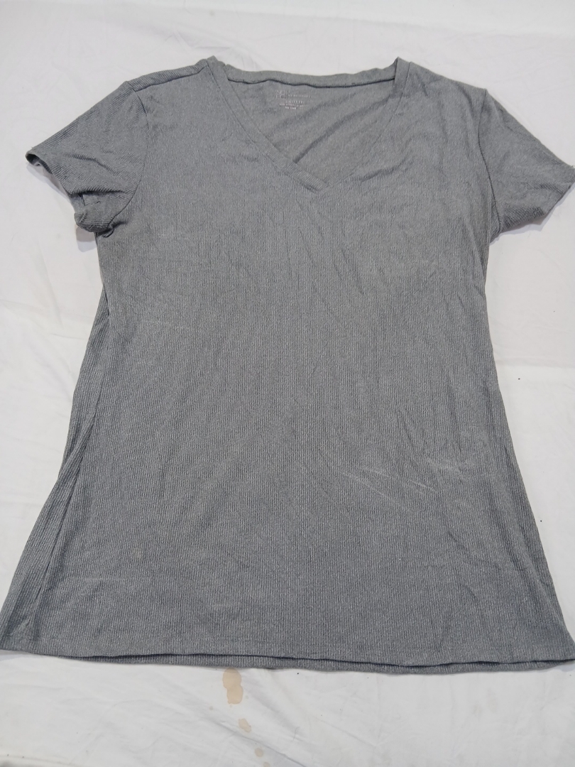 Camiseta Cinza de V com Reforço