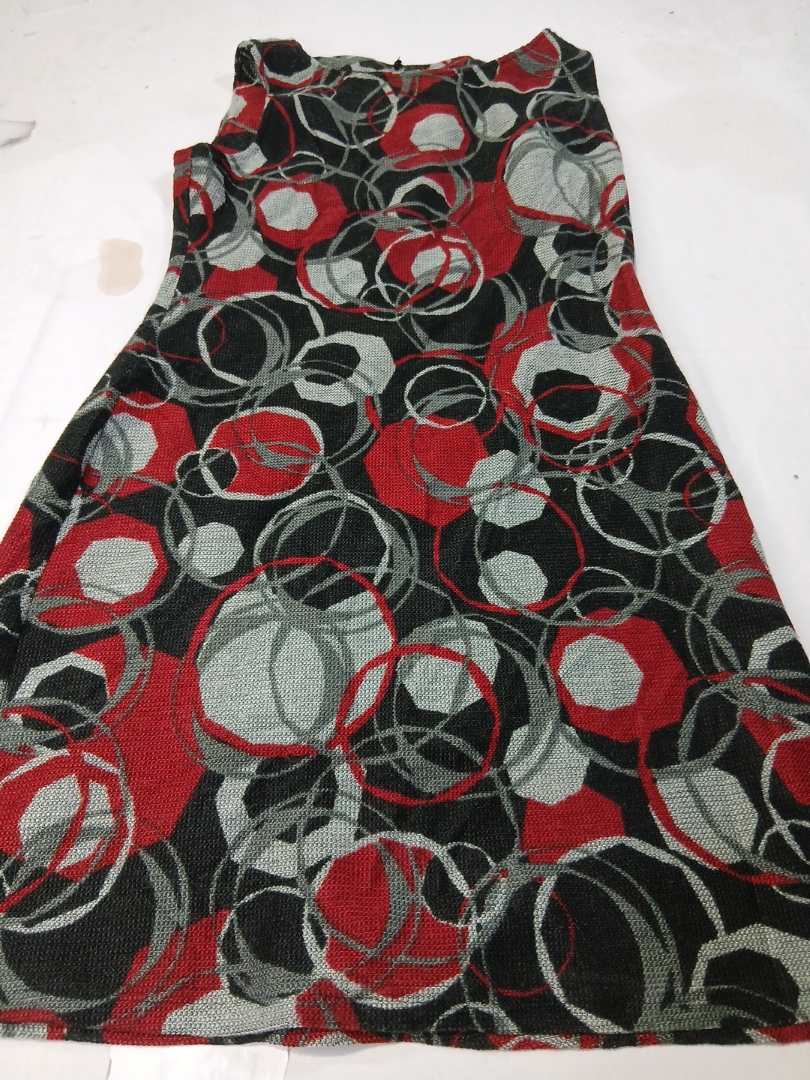 アシンメトリーのドレスに抽象プリント