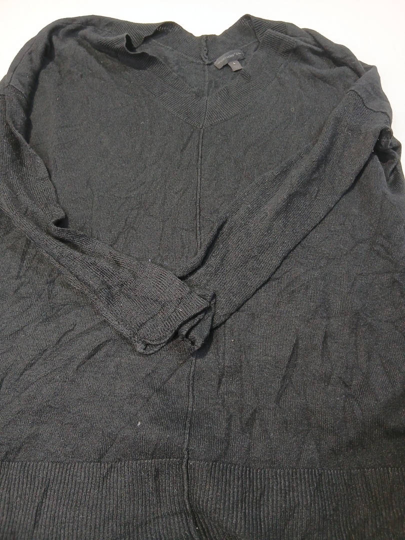 ブラックニットセーター