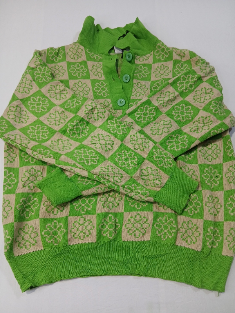 グリーンニットセーター