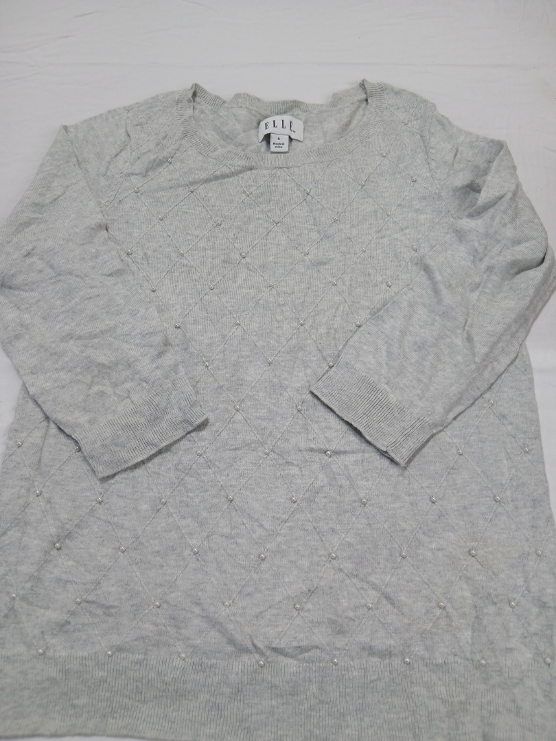 ライトグレーのビーズセーター