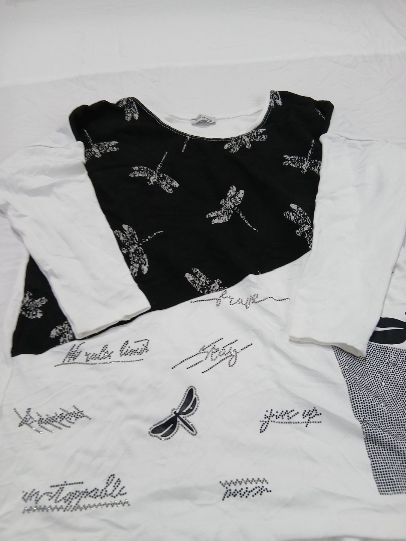 Camiseta Preta e Branca com Estampa de Libélula e ..