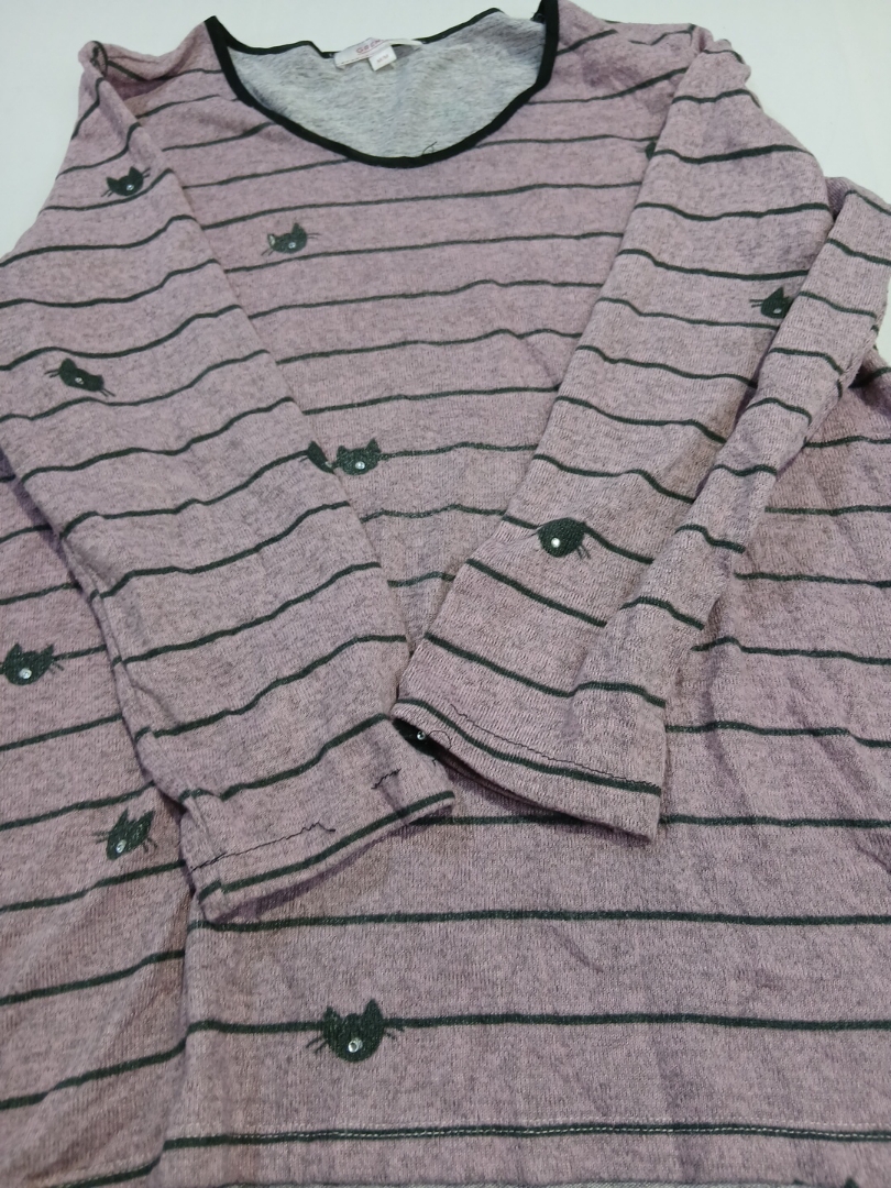 猫のデザインが施された長袖トップス