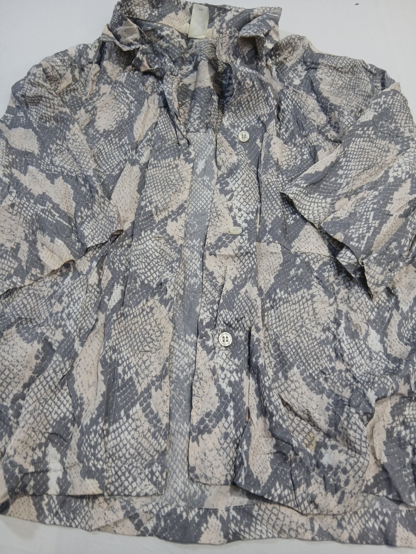 Camisa de Botão com Estampa de Pele de Cobra