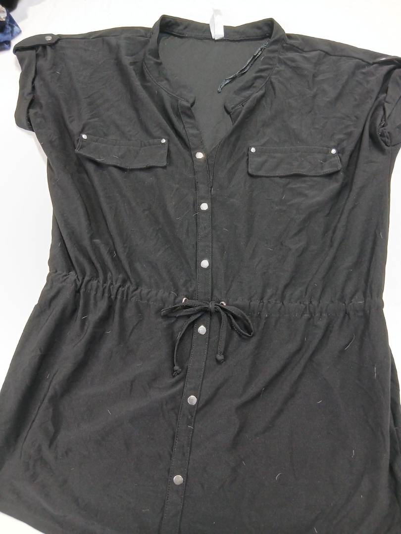 タイウエストの黒いブラウス