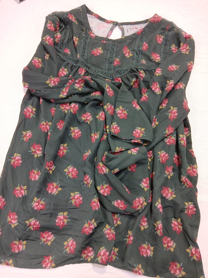 「ウィメンズ グリーン フローラル ブラウス」