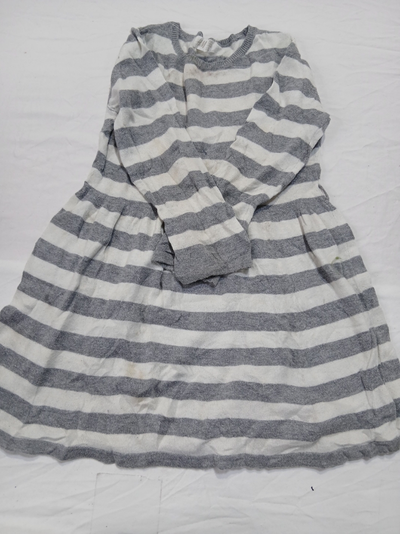 Abito a maglia a righe grigie e bianche