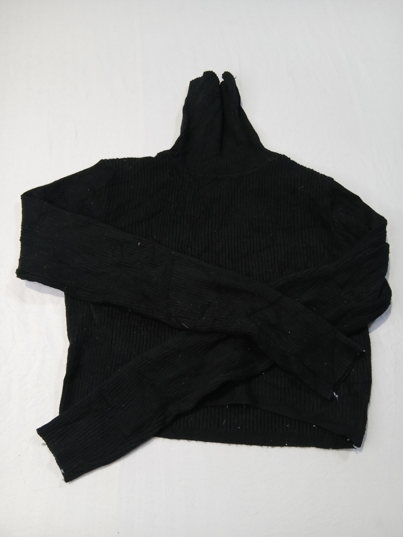 Maglione nero a collo alto