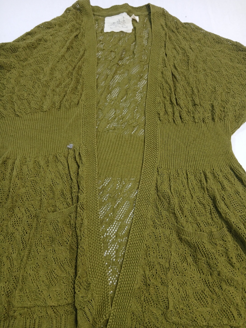 オリーブグリーンのかぎ針編みカーディガン