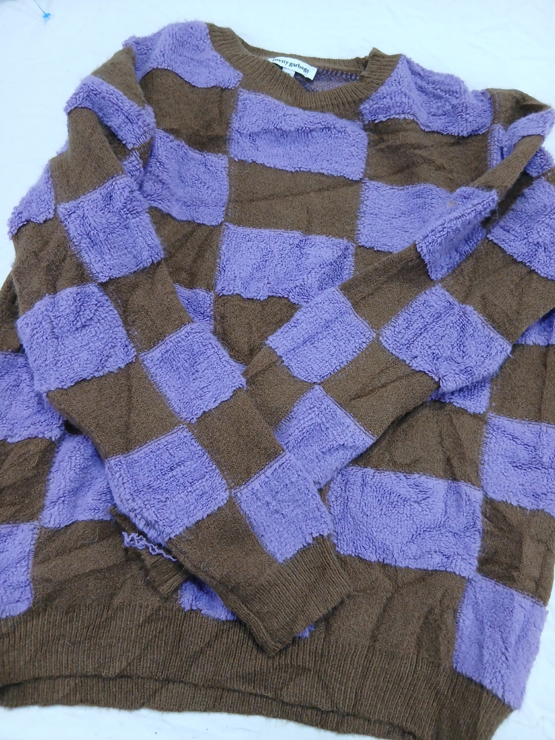 Maglione a scacchi marrone e viola