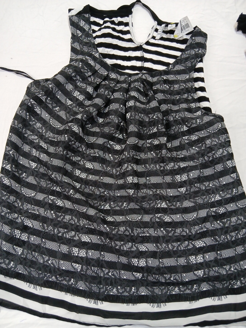 Top in pizzo a righe bianche e nere