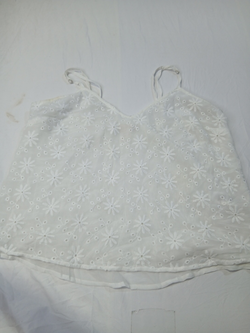 Top in camicia con occhioletto bianco