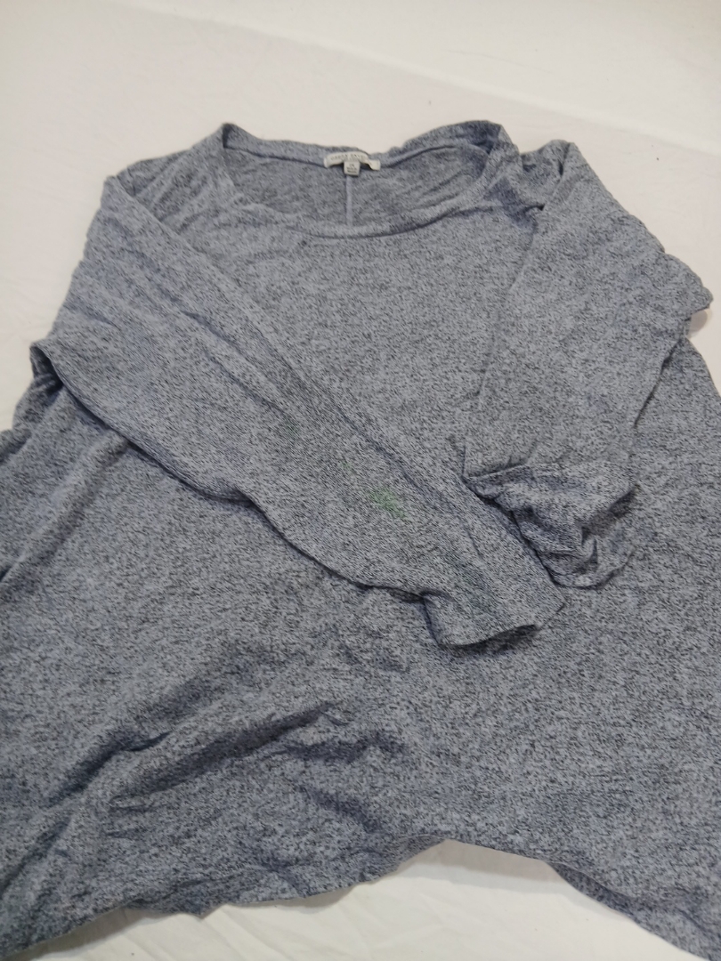 Suéter cinza com gola redonda